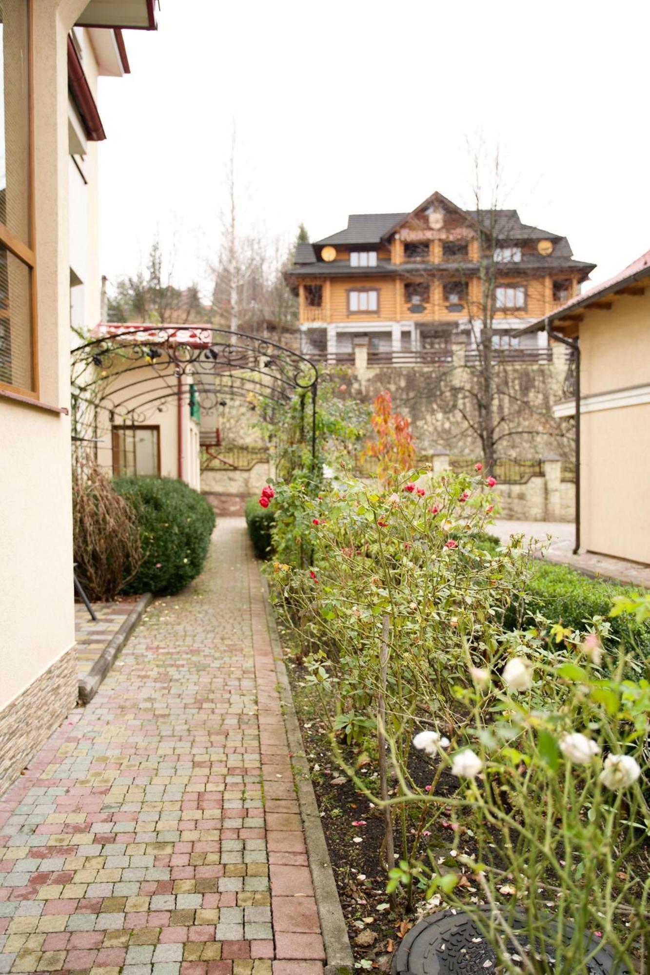 Петрос Family Hotel Iaremcea Exterior foto