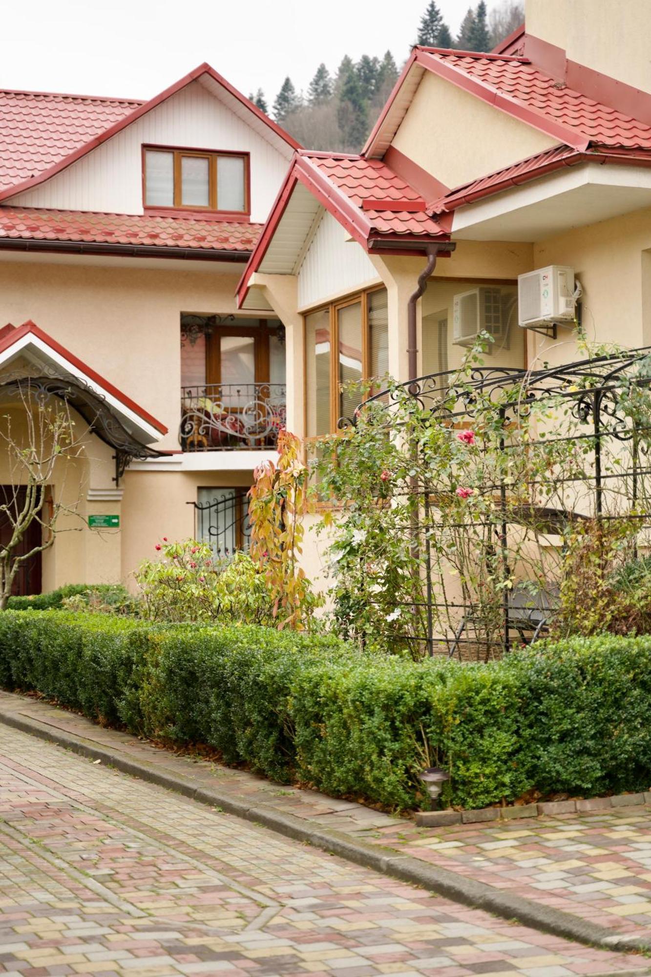 Петрос Family Hotel Iaremcea Exterior foto
